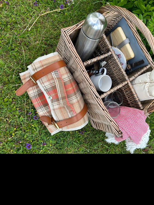 The Point to point -   A picnic basket for 2