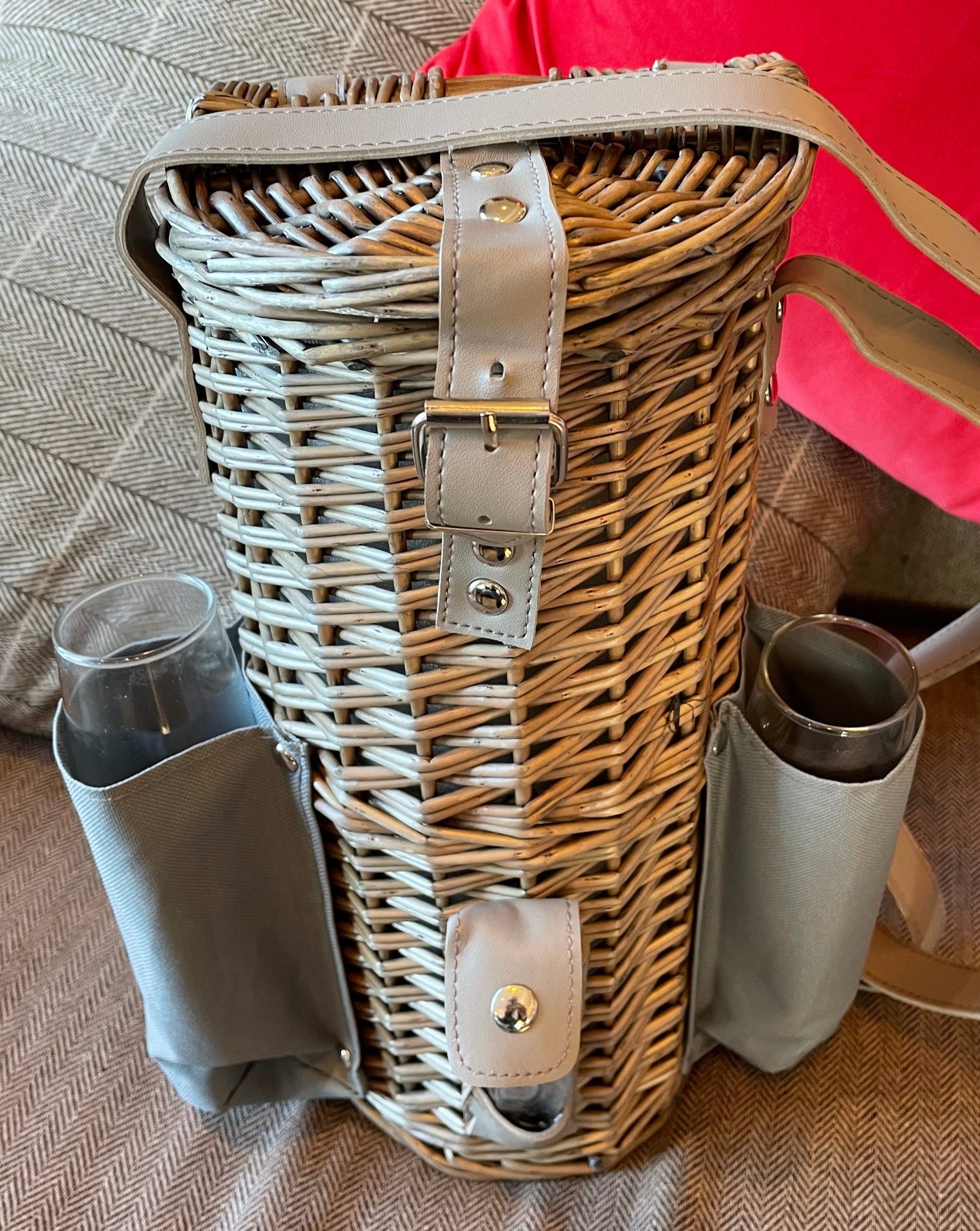 The Tetbury willow insulated bottle basket with  2 Champagne  glasses